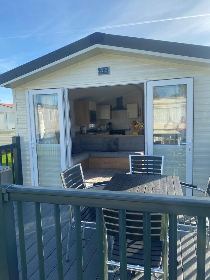 Modern 3 Bedroom Caravan Near The Beach Walton-on-the-Naze Bagian luar foto