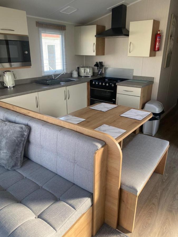 Modern 3 Bedroom Caravan Near The Beach Walton-on-the-Naze Bagian luar foto