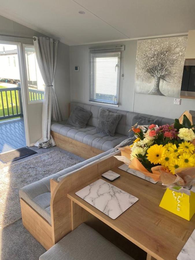 Modern 3 Bedroom Caravan Near The Beach Walton-on-the-Naze Bagian luar foto