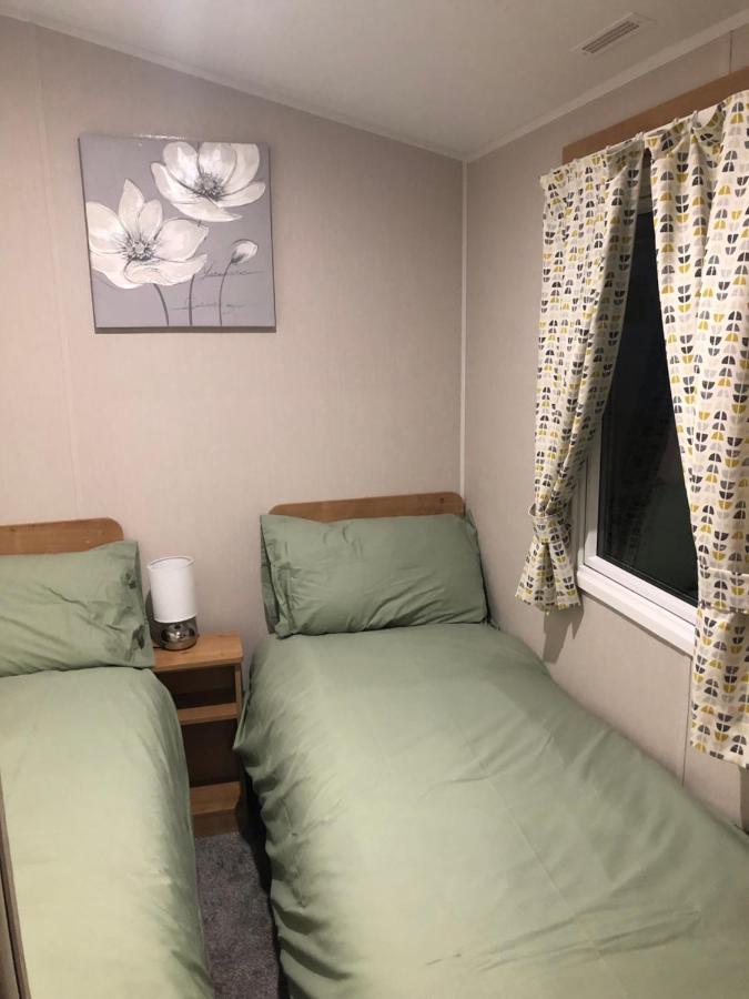 Modern 3 Bedroom Caravan Near The Beach Walton-on-the-Naze Bagian luar foto