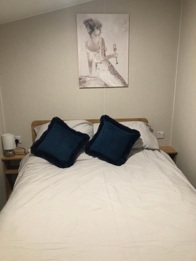 Modern 3 Bedroom Caravan Near The Beach Walton-on-the-Naze Bagian luar foto