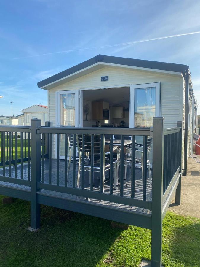 Modern 3 Bedroom Caravan Near The Beach Walton-on-the-Naze Bagian luar foto